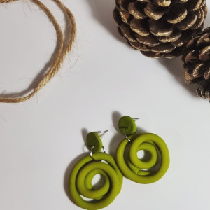 گوشواره دستساز خمیری طرح پیچکی میخی