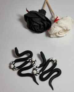 گوشواره دستساز خمیری طرح مار میخی