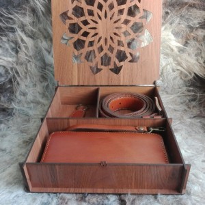 ست چرمی کیف و کمربند و جاکلیدی به همراه جعبه چوبی مناسب هدیه